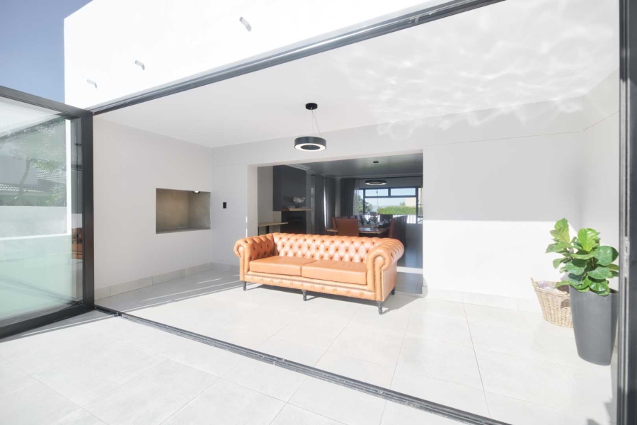 9 Bedroom Property for Sale in Westcliff Western Cape
